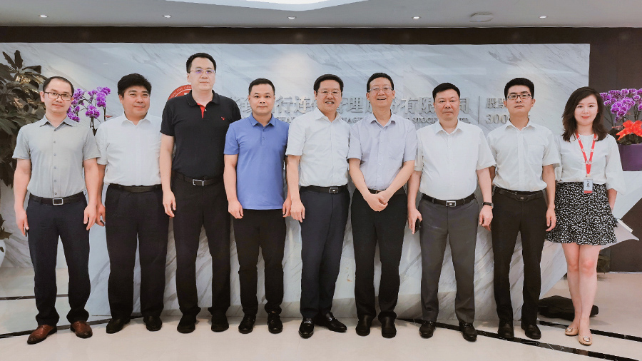 贵州习酒公司党委书记/董事长钟方达先生一行来访华致酒行参观交流